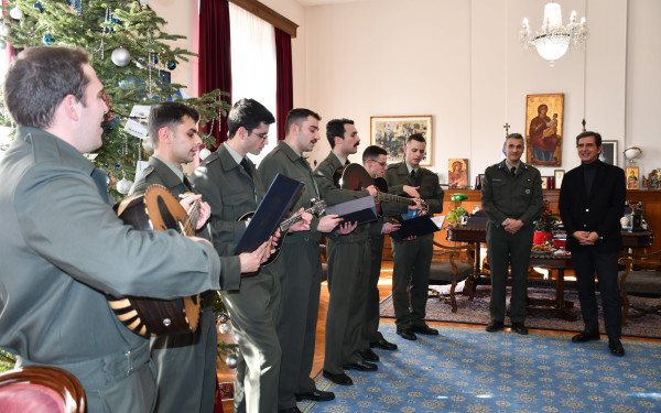 Θεσσαλονίκη: Τα κάλαντα της Πρωτοχρονιάς άκουσαν Κ. Γκιουλέκας και Στ. Αγγελούδης