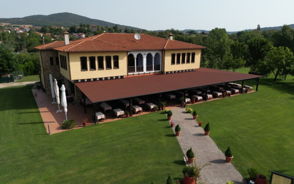 Στα Κοκκινόγια του Σάκη, στον Άγιο Πρόδρομο Χαλκιδικής, το σουβλάκι είναι πέρα από θεϊκό