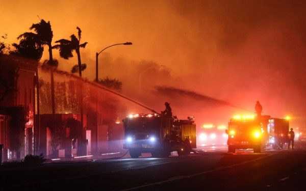 Έλληνας καθηγητής για πυρκαγιές στο Λος Άντζελες: Το νερό είναι μολυσμένο και βρέχει στάχτες - Η κατάσταση θυμίζει συνθήκες πολέμου (βίντεο)