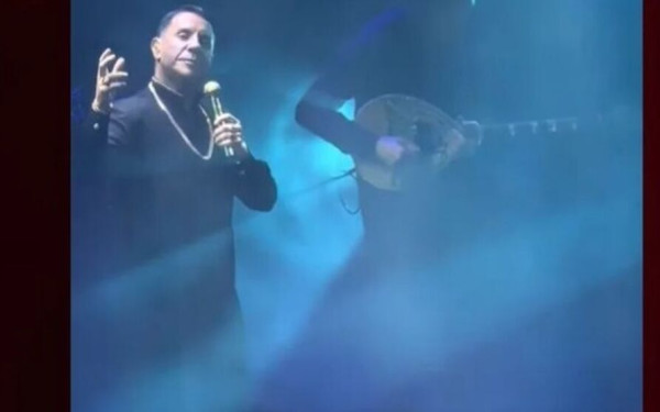 Γιώργος Μαζωνάκης: Αποθεώθηκε η εμφάνισή του με ράσο και κολιέ (βίντεο, φωτ.)