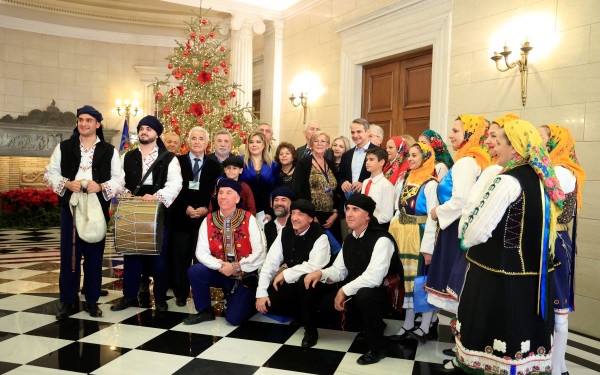 Τα πρωτοχρονιάτικα κάλαντα άκουσαν Μητσοτάκης και Ανδρουλάκης (φωτ.)