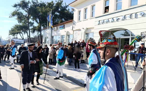 Στο Δημαρχείο Ωραιοκάστρου τα Μωμοέρια Σκήτης Κοζάνης με νταούλια και χορούς (φωτ.)