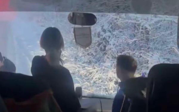 Νάουσα: «Το λεωφορείο γλίστρησε και έπεσε σε χαντάκι» - Τι λέει επιβάτης λεωφορείου που αποκλείστηκε για 6 ώρες (βίντεο)