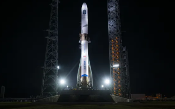 Η Blue Origin του Τ. Μπέζος ανέβαλε την πρώτη εκτόξευση του γιγάντιου πυραύλου της New Glenn