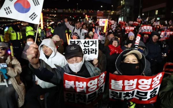 Νότια Κορέα: Απέτυχε η προσπάθεια σύλληψης του παυθέντα προέδρου Γιουν - Τους εμπόδισαν στρατιώτες (βίντεο, φωτ.)