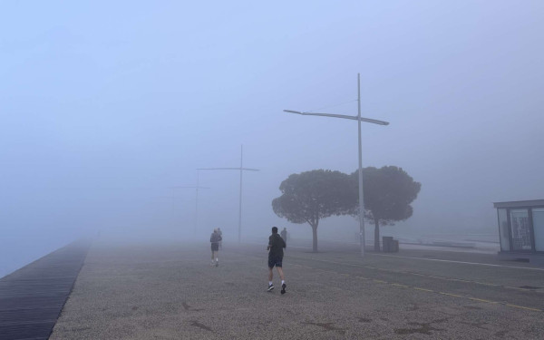Θεσσαλονίκη: Απόκοσμο τοπίο από την πυκνή ομίχλη που κάλυψε το κέντρο της πόλης (φωτ.)