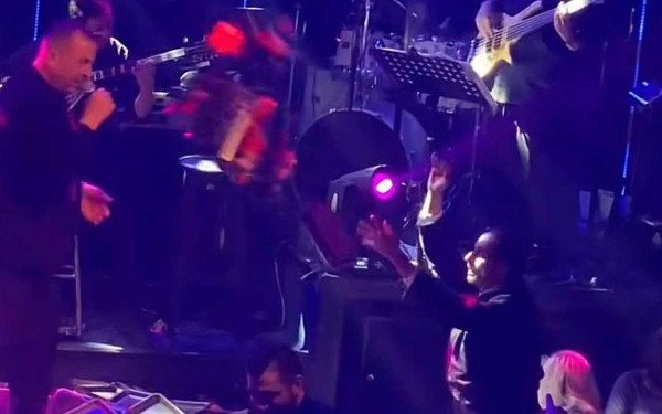 Θεσσαλονίκη: Παπάς πήγε στα μπουζούκια και πετούσε λουλούδια - «Εγώ γεννήθηκα τρελός, αλήτης και αμαρτωλός» - Δείτε βίντεο