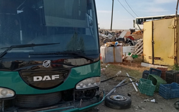 Κορδελιό: Δύο συλλήψεις για περιβαλλοντική ρύπανση - Διέλυαν για «σκραπ» τουριστικά λεωφορεία