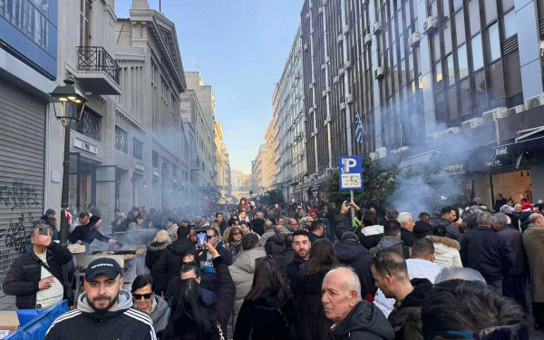 Θεσσαλονίκη: «Βούλιαξε» από κόσμο το κέντρο της πόλης - Ξέφρενο πάρτι σε δρόμους και πλατείες για την υποδοχή του νέου έτους (βίντεο)