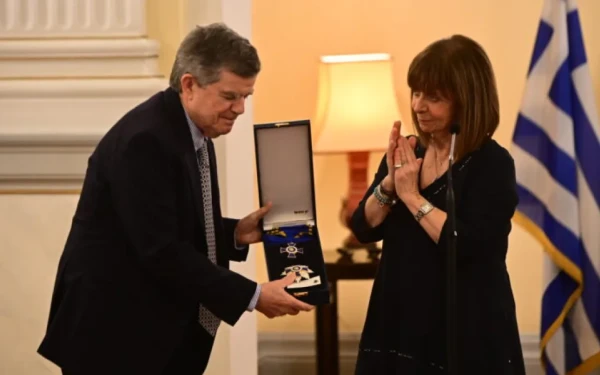 Η Κατερίνα Σακελλαροπούλου απένειμε το παράσημο του Μεγαλόσταυρου του Τάγματος της Τιμής στον Αθανάσιο Μαρτίνο
