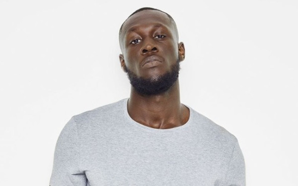 Βρετανία: Αφαίρεση διπλώματος για τον ράπερ Stormzy που μιλούσε στο τηλέφωνο ενώ οδηγούσε