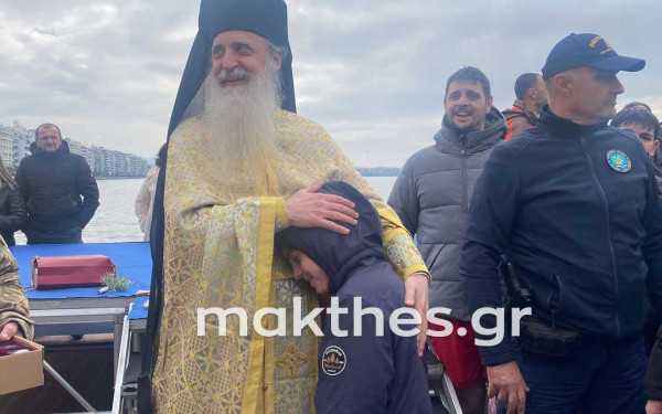 Θεσσαλονίκη - Τελετή Καθαγιασμού των Υδάτων: 25χρονος από την Πάτρα έπιασε το Σταυρό - Η συγκινητική ιστορία του μικρού Αντώνη (βίντεο)