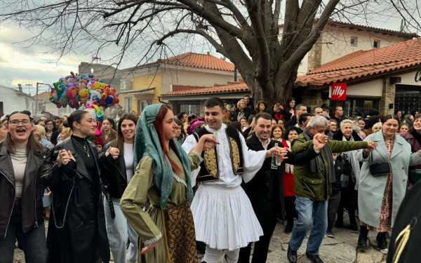 Χαλκιδική: Η «Καμήλα» και οι «Φωταροί» έκλεψαν την παράσταση στα Θεοφάνια (φωτ.)