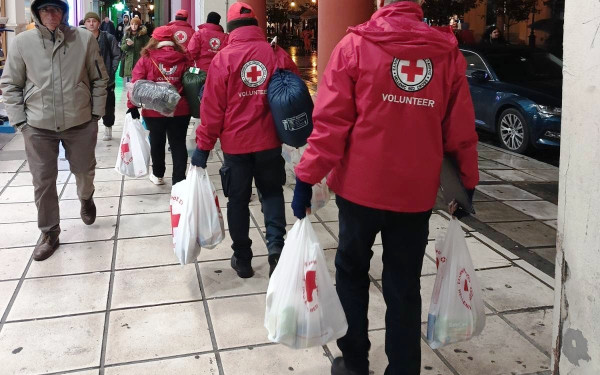 Θεσσαλονίκη: Οι εθελοντές του Ερυθρού Σταυρού στο πλευρό των ευάλωτων ομάδων του πληθυσμού
