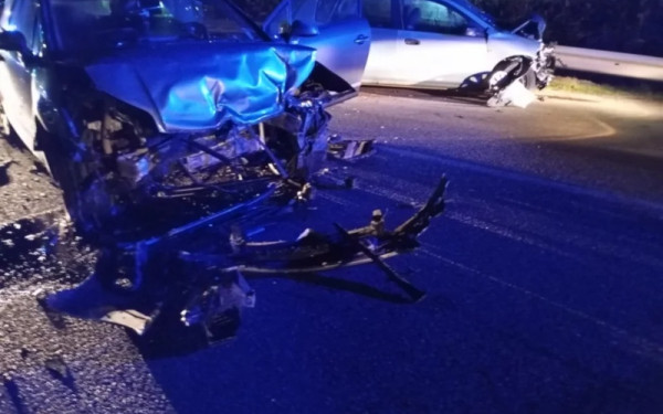 Αγρίνιο: Τροχαίο ατύχημα με δύο τραυματίες μετά από σφοδρή μετωπική σύγκρουση (βίντεο)