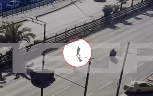 Λεωφόρος Συγγρού: Συγκρούστηκαν οχήματα μετά τη διακοπή της κυκλοφορίας για τη διάσωση πεζού - Δείτε βίντεο