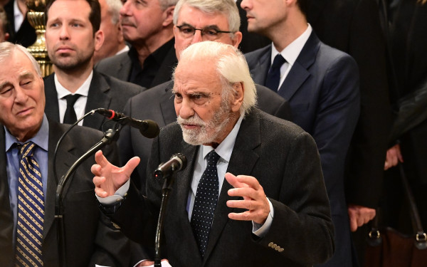 Ο συγκινητικός επικήδειος του Τσουκαλά για τον Σημίτη: Η γνωριμία τους από παιδιά και «η αδιαπραγμάτευτη σημασία της ένταξης της χώρας στην ευρωζώνη»