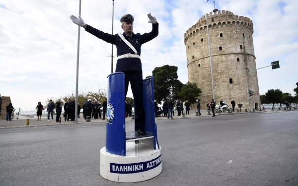 Θεσσαλονίκη: Αποχαιρετώντας το 2024 με τον τροχονόμο στο βαρέλι, στον Λευκό Πύργο