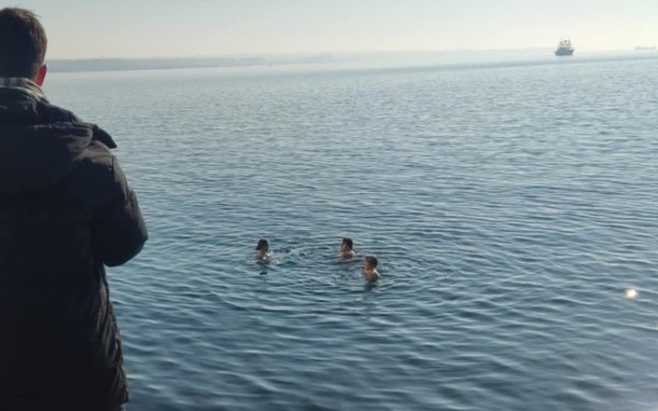 Θεσσαλονίκη: Αλλοδαπές φοιτήτριες... τόλμησαν να βουτήξουν στον Θερμαϊκό για το πρώτο μπάνιο του 2025