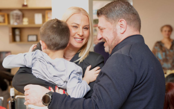 Με τα παιδιά των Παιδικών Χωριών SOS το πρωτοχρονιάτικο γεύμα του Νίκου Χαρδαλιά