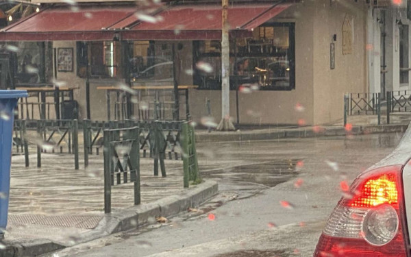 Έφτασε και στη Θεσσαλονίκη το χιόνι: Πέφτουν νιφάδες σε Πανόραμα και... Εύοσμο (βίντεο)