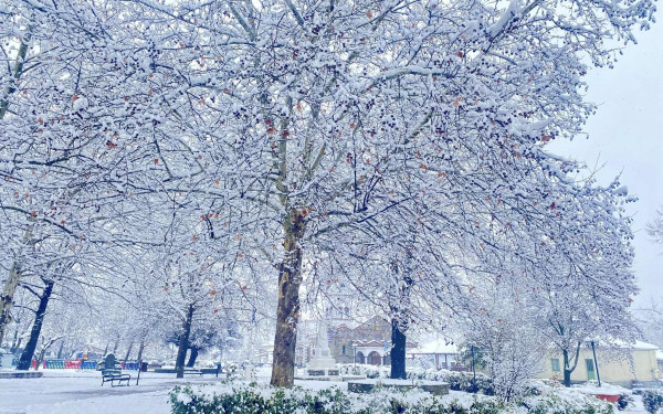 Νύχτα με χιόνια και καταιγίδες στη βόρεια Ελλάδα - Παρόμοιο σκηνικό και την Τρίτη (βίντεο, φωτ.)