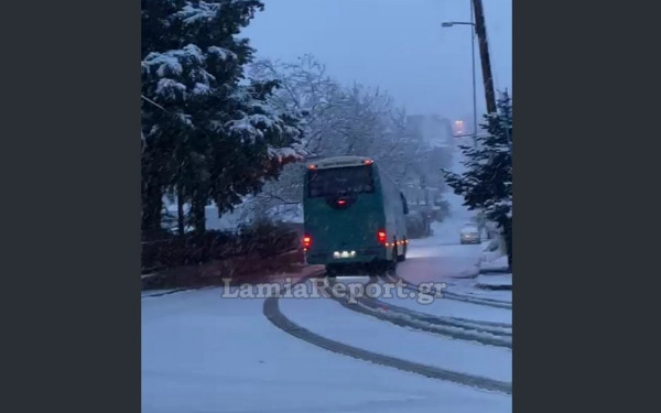Λαμία: Σχολικό λεωφορείο κόλλησε στα χιόνια - Περιπέτεια για τους μαθητές (βίντεο)