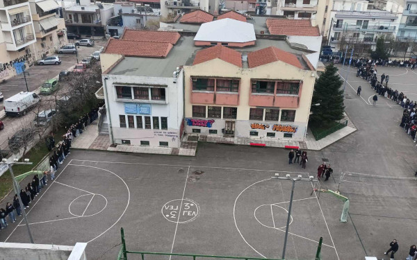 Θεσσαλονίκη: Μαθητές «αγκάλιασαν» με ανθρώπινη αλυσίδα το 3ο ΓΕΛ Ευόσμου