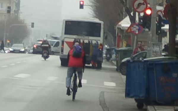 Θεσσαλονίκη: Βίντεο από την... σκαλομαρία των νεαρών στον ΟΑΣΘ