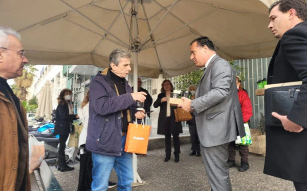 Άδωνις Γεωργιάδης: Άνοιξε με κλειδαρά φαρμακείο του ΕΟΠΥΥ - Μάζεψε συνταγές ασφαλισμένων (βίντεο)