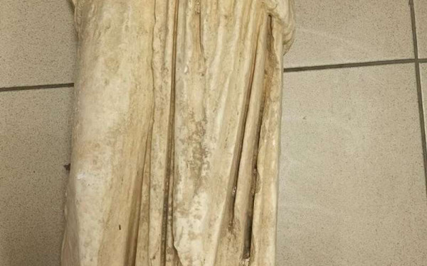 Θεσσαλονίκη: Άγαλμα Ελληνιστικής περιόδου βρέθηκε σε σακούλα δίπλα στα σκουπίδια στους Νέους Επιβάτες (φωτ.)