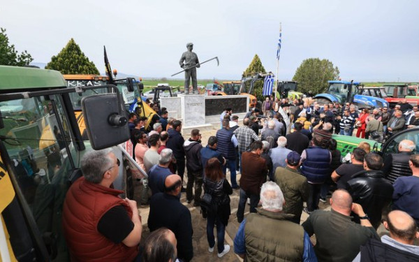 Παραμένουν στα μπλόκα οι αγρότες στην Λάρισα