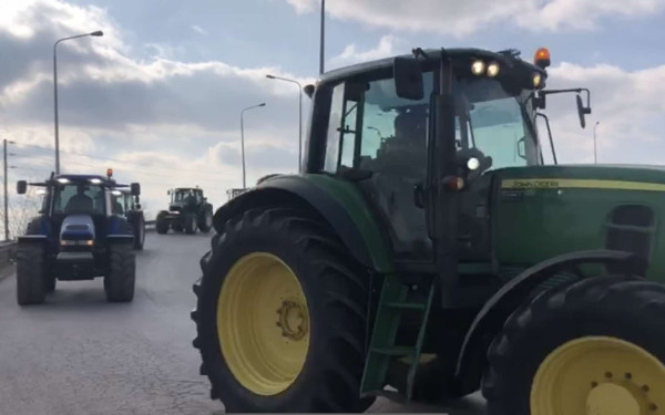 Θεσσαλονίκη: Στο μπλόκο Μαλγάρων τα πρώτα τρακτέρ αγροτών - Παραμένουν με ανοικτές μηχανές (βίντεο, φωτ.)