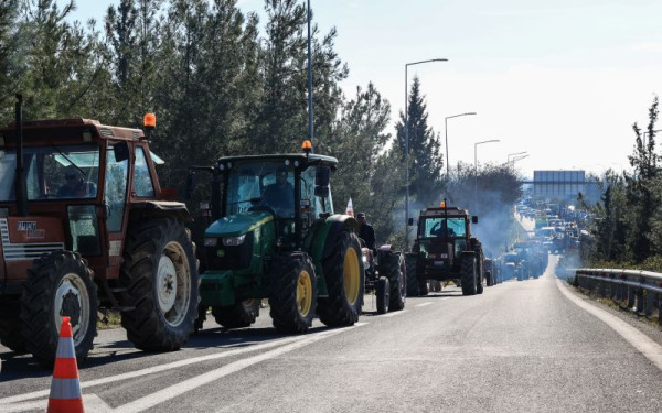 Κλιμακώνουν τις κινητοποιήσεις τους οι αγρότες - 15 τα ενεργά μπλόκα (βίντεο)