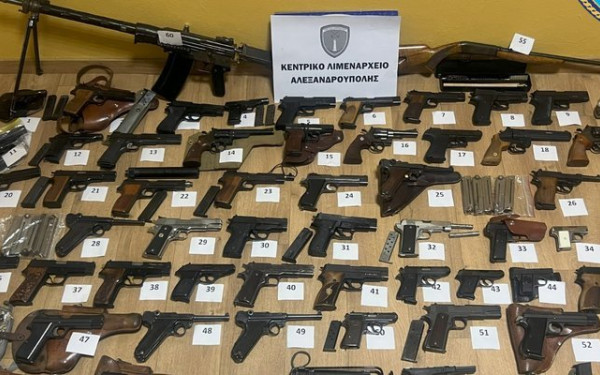 Αλεξανδρούπολη: Τούρκος μετέφερε με σκάφος 61 όπλα και χιλιάδες σφαίρες (βίντεο) Αλεξανδρούπολη: Τούρκος μετέφερε με σκάφος 61 όπλα και χιλιάδες σφαίρες (βίντεο)