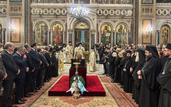 Κόσμος και πολιτική ηγεσία αποχαιρετούν τον αρχιεπίσκοπο Αλβανίας Αναστάσιο (φωτ.)