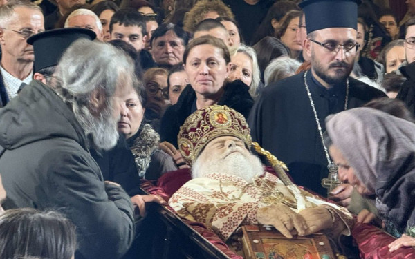 Αλβανία: Ουρές πιστών για να προσκυνήσουν το σκήνωμα του Αναστάσιου