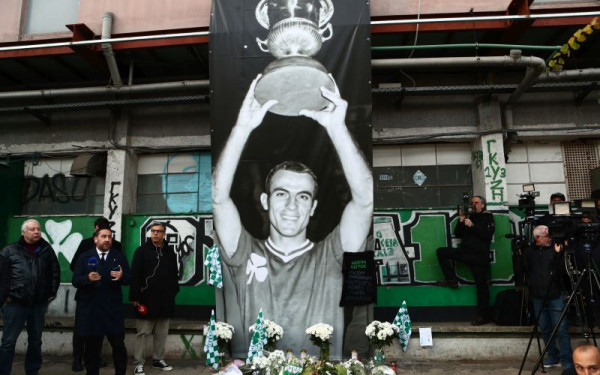 Μίμης Δομάζος: Σήμερα το τελευταίο αντίο - Σε κλίμα συγκίνησης η στάση στη Λεωφόρο (βίντεο, φωτ.)