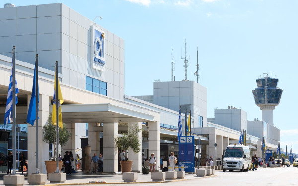 Αθήνα: Συνελήφθη γυναίκα στο αεροδρόμιο «Ελ. Βενιζέλος» με πάνω από 26 κιλά ακατέργαστης κάνναβης