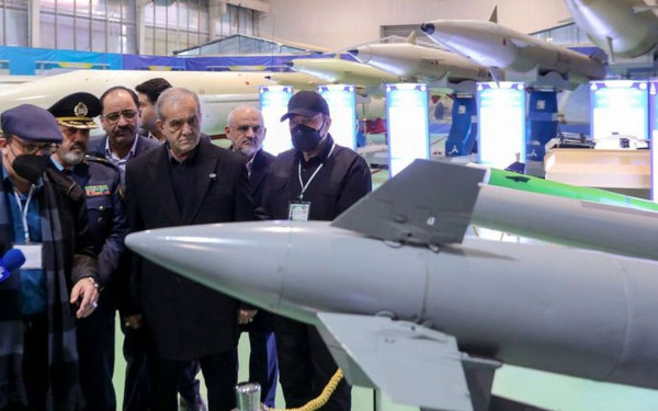 Το Ιράν αποκάλυψε έναν νέο βαλλιστικό πύραυλο