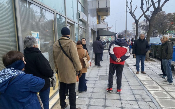 Θεσσαλονίκη: Από νωρίς στην ουρά στο φαρμακείο του ΕΟΠΥΥ της Τούμπας (φωτ.)
