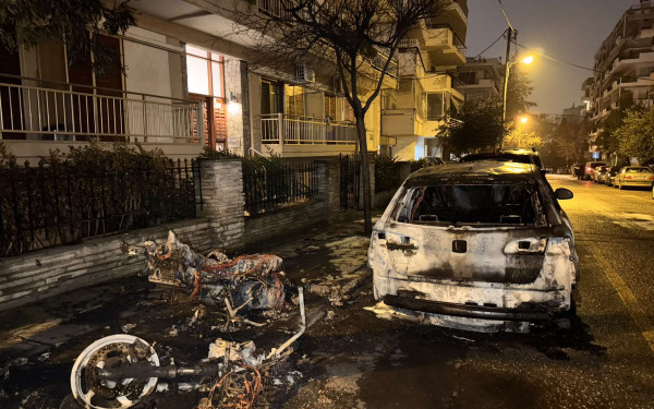 Θεσσαλονίκη: Στις φλόγες ΙΧ και μοτοσικλέτα τα ξημερώματα στην Καλαμαριά