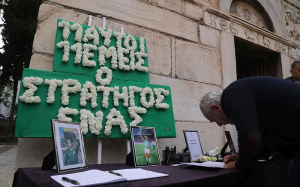 Κηδεία Μίμη Δομάζου: Ρίγη συγκίνησης για τον «Στρατηγό» - Πλήθος κόσμου αποτίει φόρο τιμής (φωτ.)