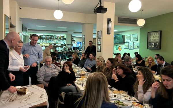 Την πρωτοχρονιάτικη πίτα της έκοψε η οικογένεια της «Μακεδονία Ενημέρωση ΑΕ» (βίντεο)