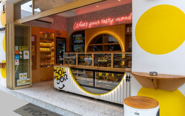 Το Κατάστημα Mon Kooloor στη Μαρτίου, είναι η εγγύηση για φρεσκοψημένο τραγανό κουλούρι, premium καφέ και υπέροχες σαλάτες, σε έναν χώρο