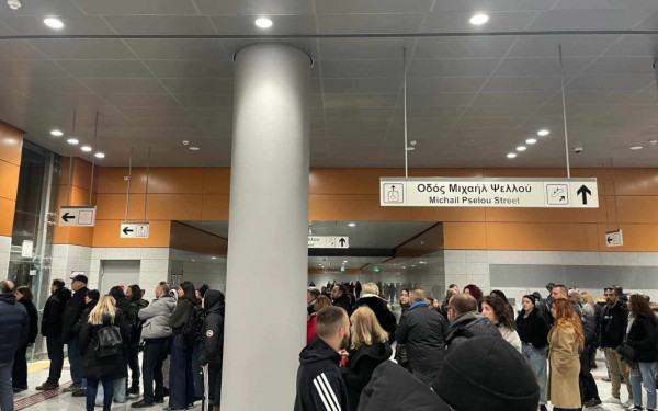 Μετρό Θεσσαλονίκης: Ατελείωτες ουρές για τα εισιτήρια στο σταθμό Νέα Ελβετία (φωτ.)