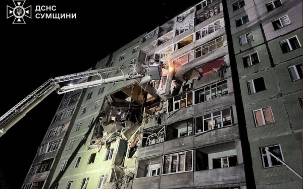 Ουκρανία: Τέσσερις νεκροί και εννέα τραυματίες από χτύπημα ρωσικού drone σε πολυκατοικία στην πόλη Σούμι