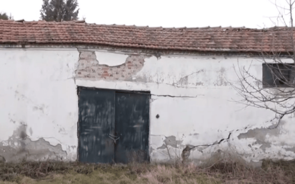 Βαλτόνερα Φλώρινας: Το χωριό που «καταπίνει» τα σπίτια των κατοίκων (βίντεο)