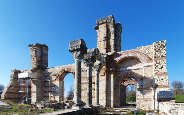 Εντυπωσιακή αναστήλωση τμήματος της Βασιλικής Β' των Φιλίππων (φωτ.)