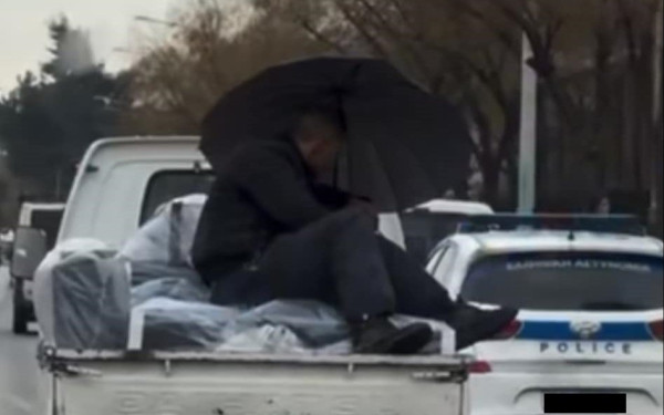 Θεσσαλονίκη: Άνδρας ξαπλωμένος πάνω σε έπιπλα κινούταν με τρίκυκλο - Το προσπέρασε περιπολικό χωρίς να το σταματήσει (βίντεο)